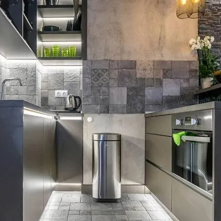 Top Location Sea Garden! Free Underground Parking Apartment *